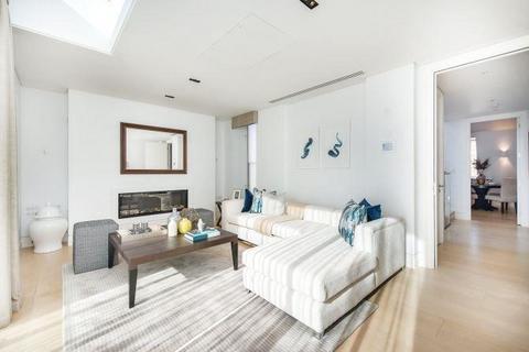 3 bedroom apartment to rent, Green Street W1