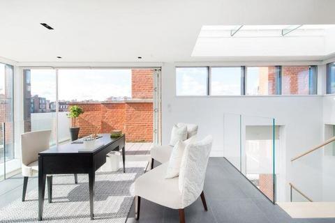 3 bedroom apartment to rent, Green Street W1