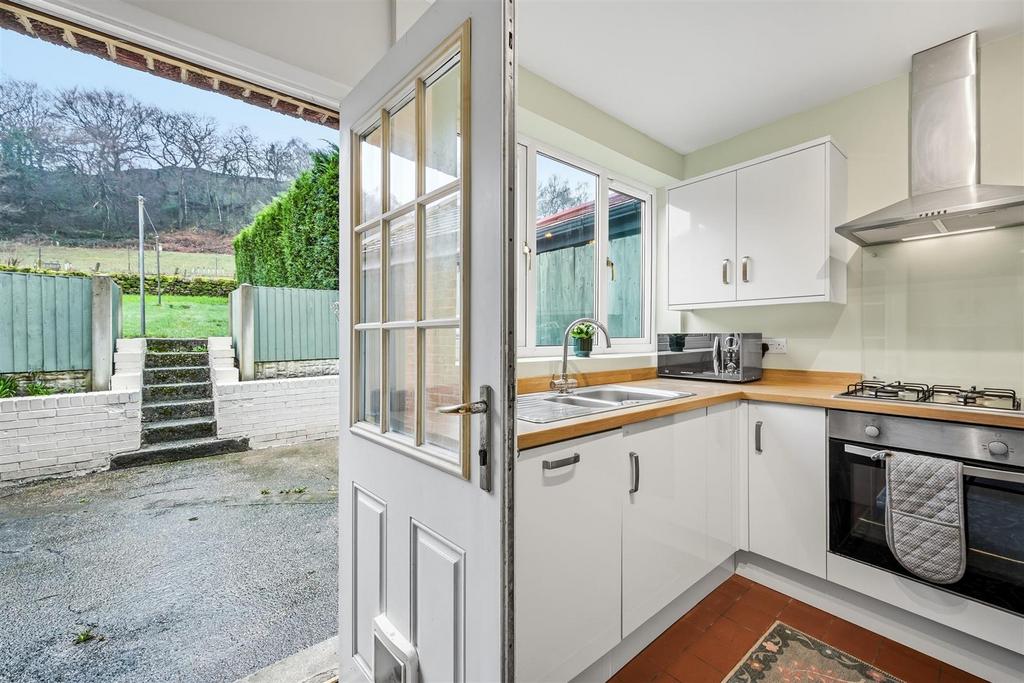 Kitchen towards garden.jpg