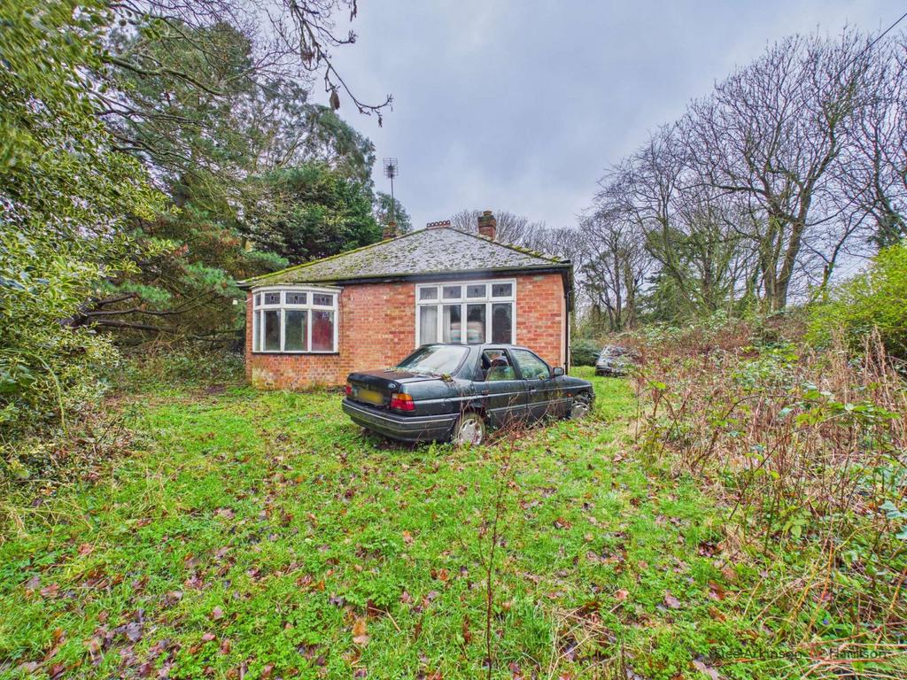 Two/Three bedroom detached bungalow - For sale by