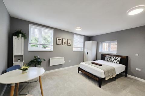 Studio to rent, 2a Burnside Road G11 Dagenham RM8 1XD