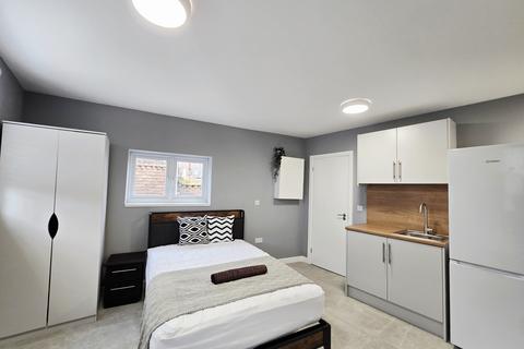 Studio to rent, 2a Burnside Road G11 Dagenham RM8 1XD