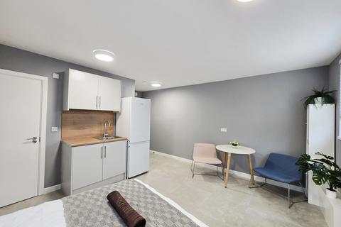 Studio to rent, 2a Burnside Road G11 Dagenham RM8 1XD