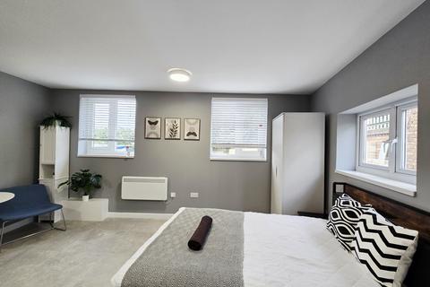 Studio to rent, 2a Burnside Road G11 Dagenham RM8 1XD