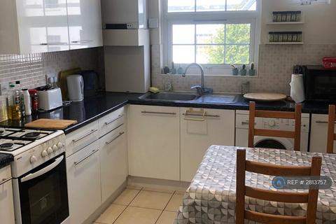 2 bedroom flat to rent, North Finchley, London, N12