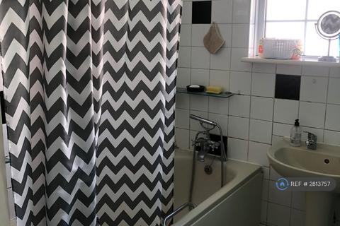 2 bedroom flat to rent, North Finchley, London, N12