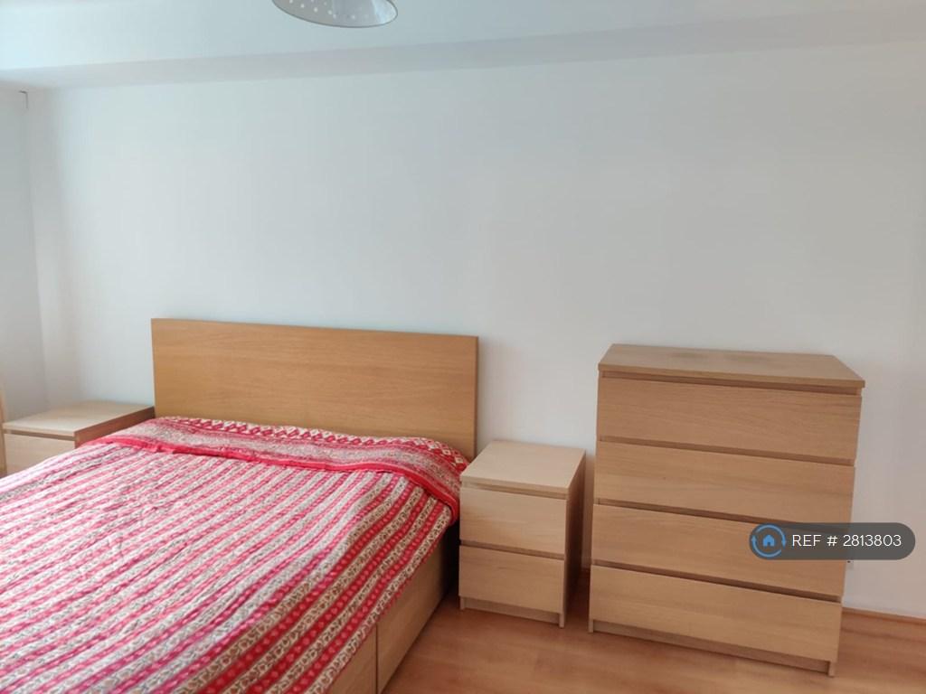 Main Bedroom - King Size Bed