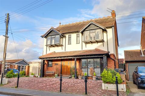 4 bedroom detached house for sale, Waarden Road, Canvey Island SS8