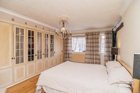 4 bedroom detached house for sale, Waarden Road, Canvey Island SS8
