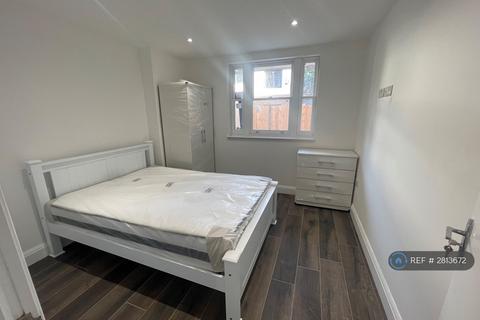 2 bedroom penthouse to rent, Warham Road, South Croydon, CR2