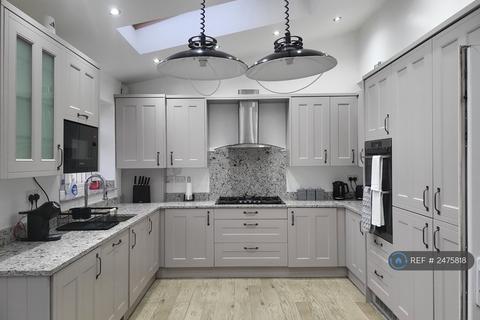 5 bedroom terraced house to rent, Chadwell Heath Lane, Romford, RM6