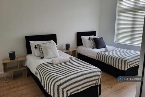 5 bedroom terraced house to rent, Chadwell Heath Lane, Romford, RM6