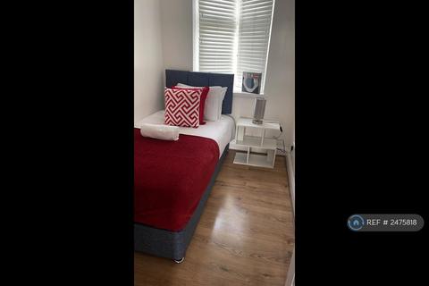 5 bedroom terraced house to rent, Chadwell Heath Lane, Romford, RM6