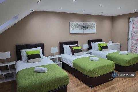 5 bedroom terraced house to rent, Chadwell Heath Lane, Romford, RM6
