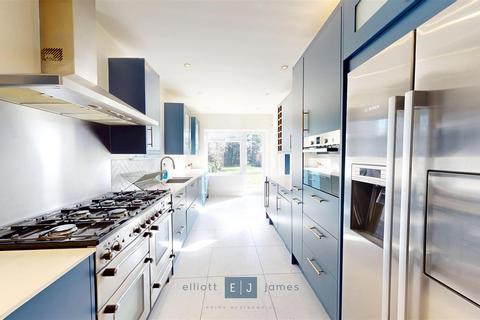 6 bedroom detached house for sale, Stradbroke Grove, Buckhurst Hill IG9