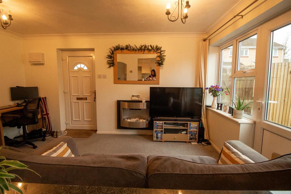 31 Cedar Way - Lounge-3.jpg