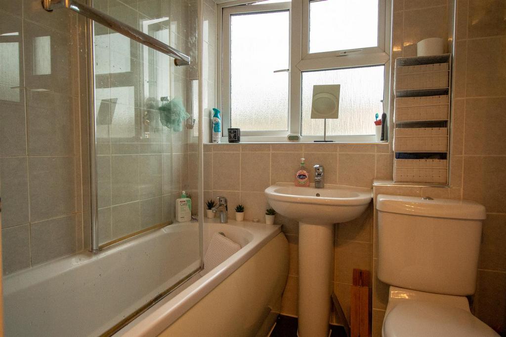 31 Cedar Way - Bathroom.jpg