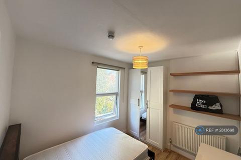 1 bedroom in a house share to rent, Crofton Road, London, E13