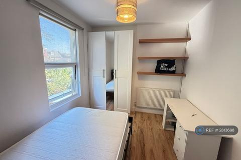 1 bedroom in a house share to rent, Crofton Road, London, E13