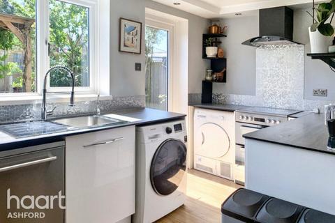 3 bedroom semi-detached house for sale, Beaver Lane, Ashford