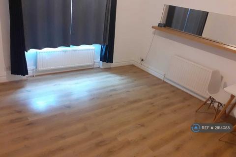Studio to rent, Mitcham Lane, London, SW16