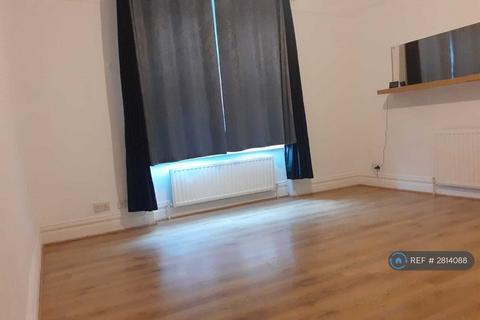 Studio to rent, Mitcham Lane, London, SW16