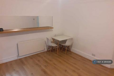 Studio to rent, Mitcham Lane, London, SW16