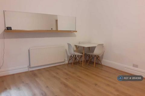 Studio to rent, Mitcham Lane, London, SW16