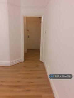 Studio to rent, Mitcham Lane, London, SW16
