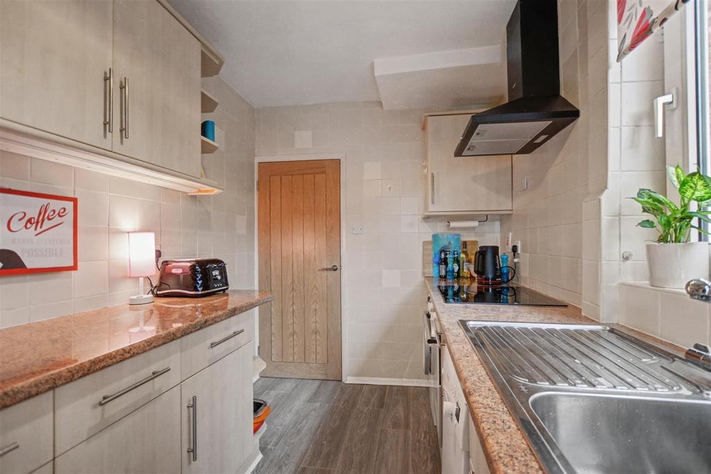 Kitchen 2.jpeg