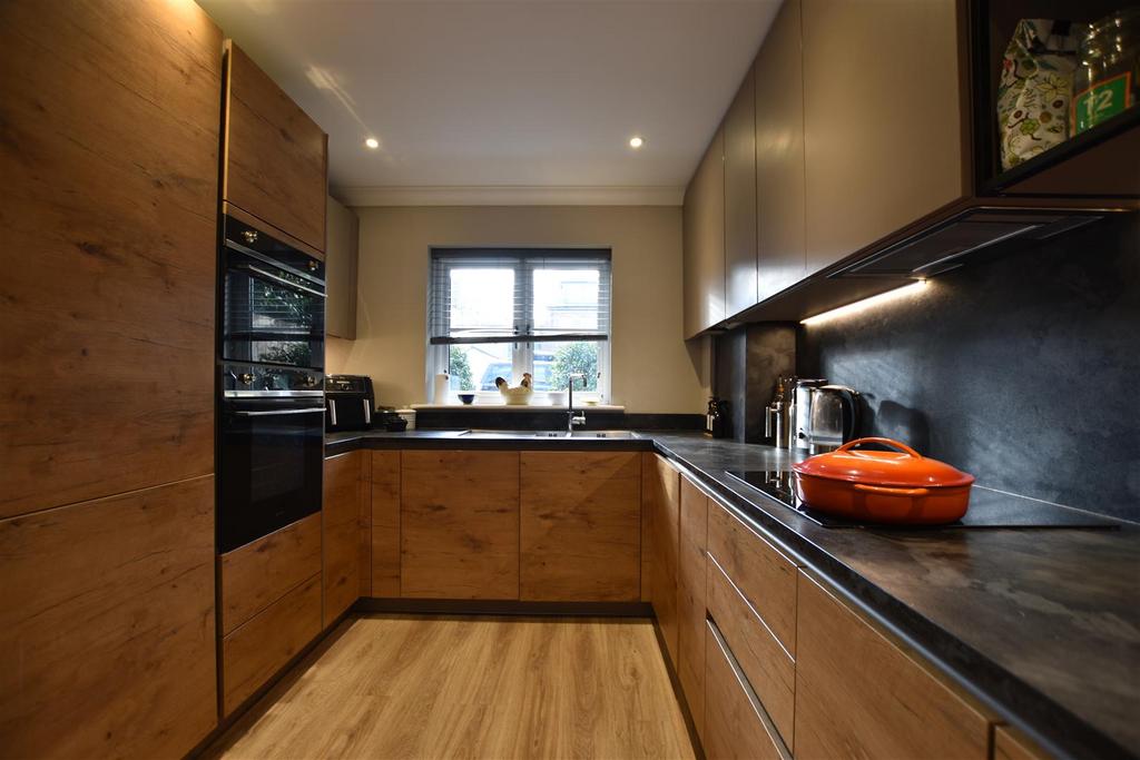 Kitchen(1).JPG