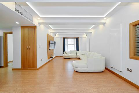 3 bedroom flat for sale, Berkeley Court, Glentworth Street, Marylebone NW1