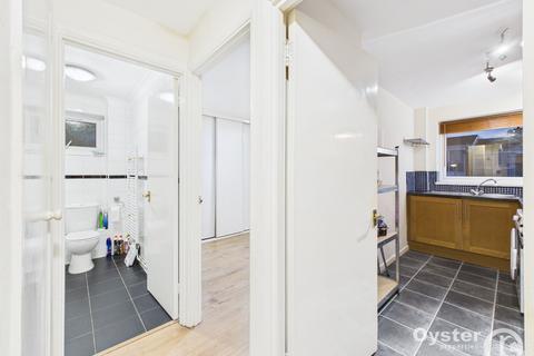 1 bedroom flat to rent, Claybury, Bushey, WD23