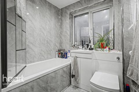 3 bedroom semi-detached house for sale, Hansby Close, Leeds