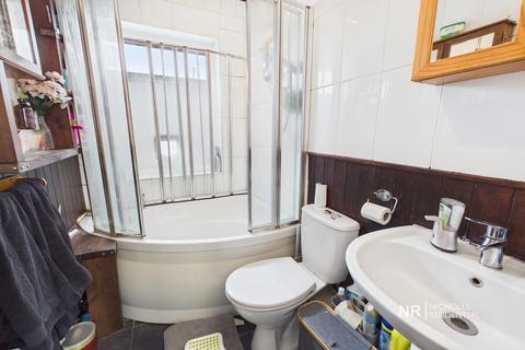 1 bedroom flat for sale, Gilders Road, Chessington, Surrey. KT9