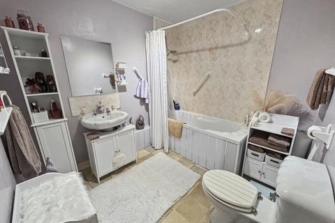 undefined, Moor End Avenue, Riverview Court, M7