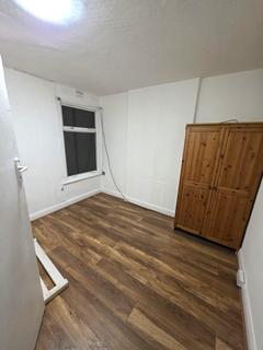 4 bedroom flat to rent, Kenton Road, Kenton, HA3