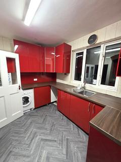 4 bedroom flat to rent, Kenton Road, Kenton, HA3
