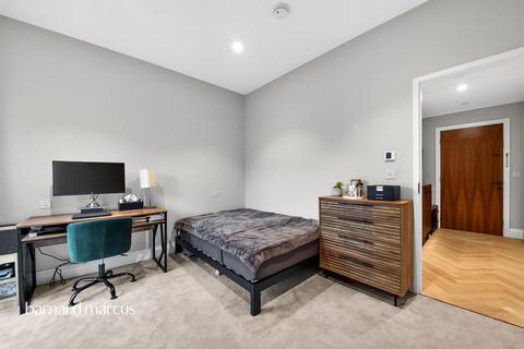 2 bedroom flat for sale, Explorer Way, London