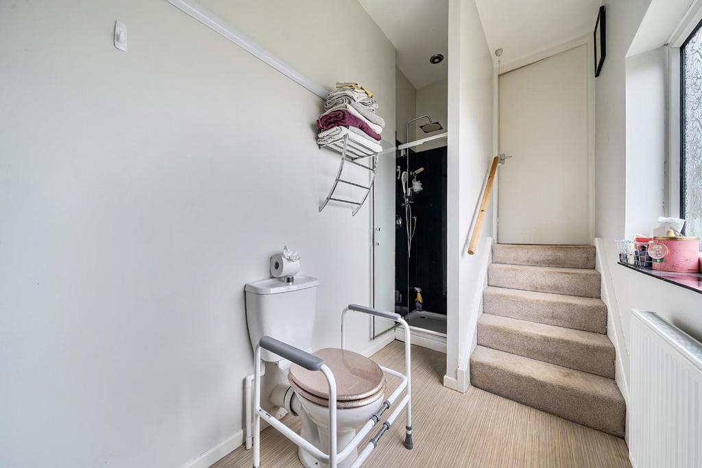 Bedroom 1 ensuite.jpg