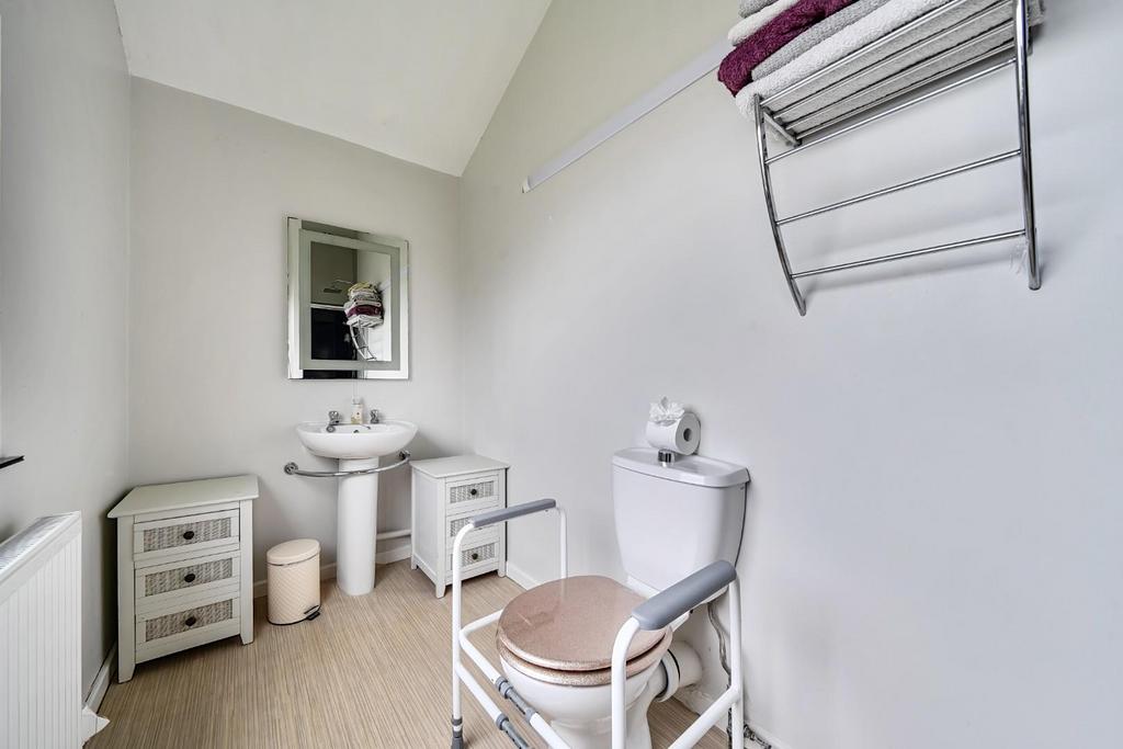Bedroom 1 ensuite corner.jpg