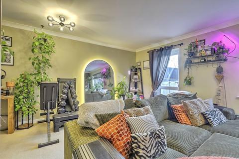 3 bedroom end of terrace house for sale, Oak Grove, Northampton