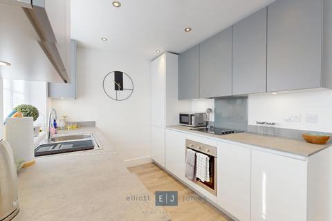 2 bedroom apartment for sale, Royal Oak Close, Loughton IG10