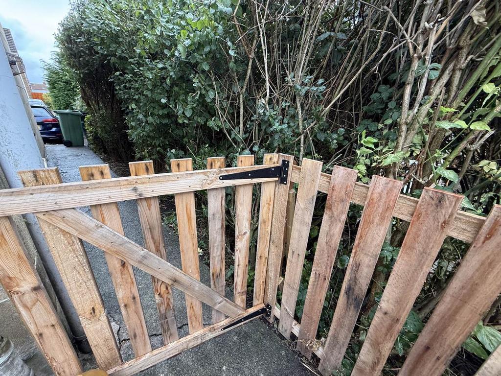 Side access gate