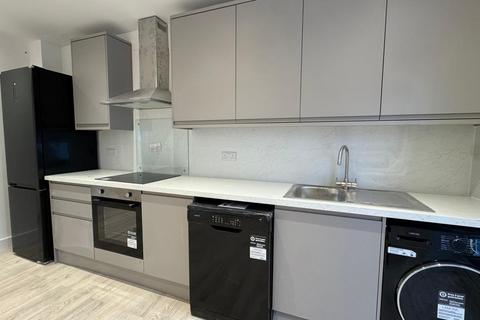 3 bedroom flat to rent, Axstone House, Slough, SL2 5DJ