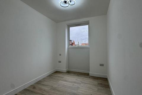 3 bedroom flat to rent, Axstone House, Slough, SL2 5DJ