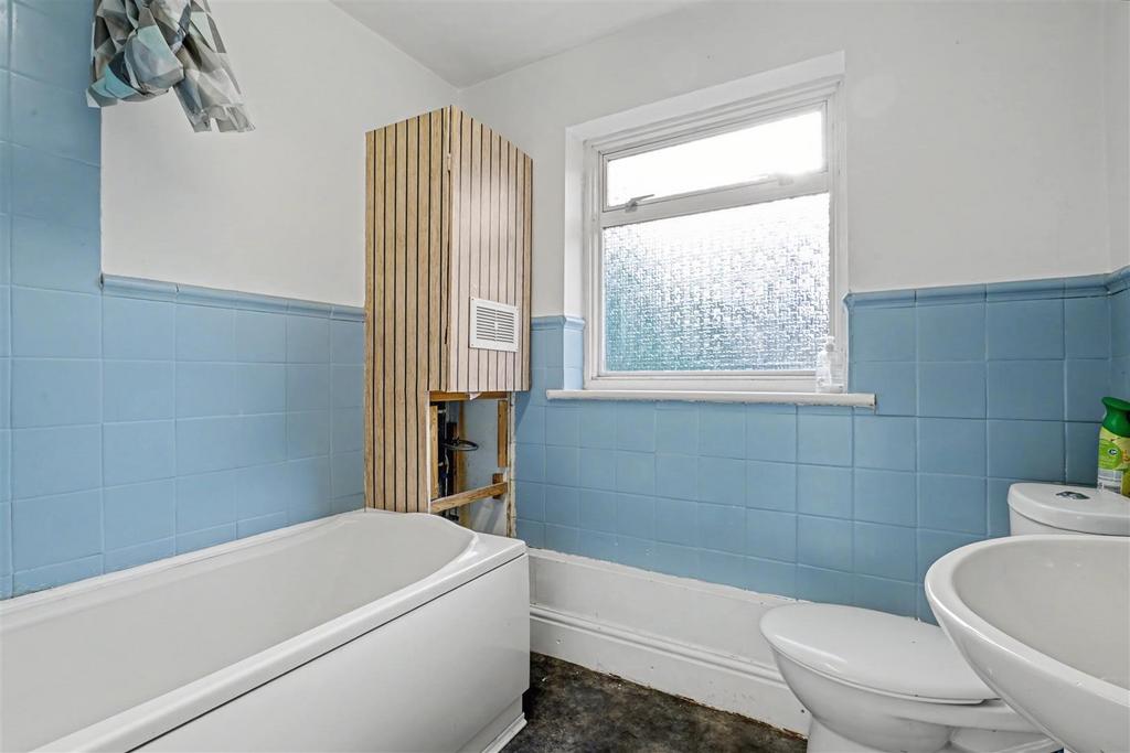 Bathroom 1 1.jpeg