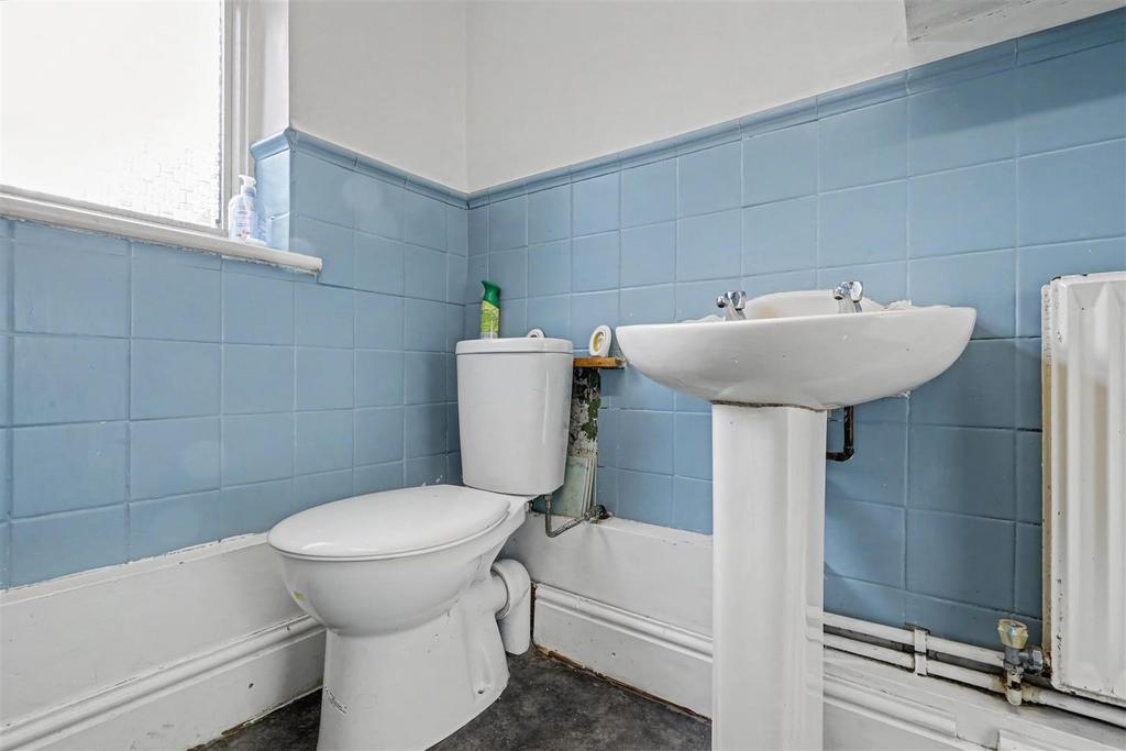 Bathroom 1 2.jpeg