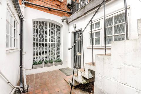 Studio to rent, Philbeach Gardens, Earls Court, London, SW5