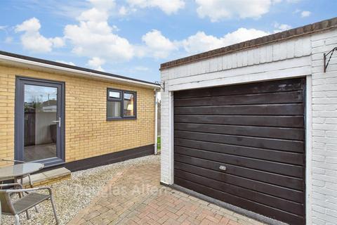 3 bedroom detached house for sale, Woodbrooke Way, Stanford-Le-Hope SS17